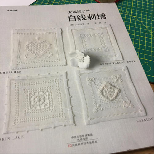 大塚絢子的白線刺繡