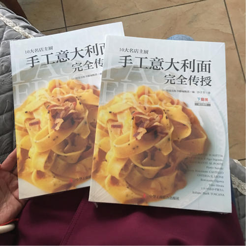 10大名店主廚手工意大利面?zhèn)魇? />
				
				買多了，下單第二天才發(fā)現(xiàn)買多了一本，無語啊。只好找人送了，做法很詳細，有面的做法，加不同調(diào)料做熟的方法，看著都想試試。
				</p>
			</div>
			<div   id=